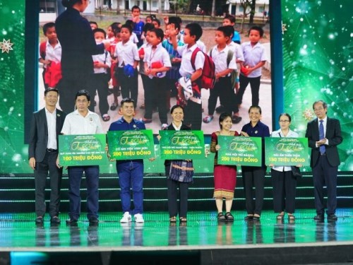 Sau bữa tiệc âm nhạc xúc cảm yêu thương, BTC trao tặng 1 tỉ đồng thiện nguyện